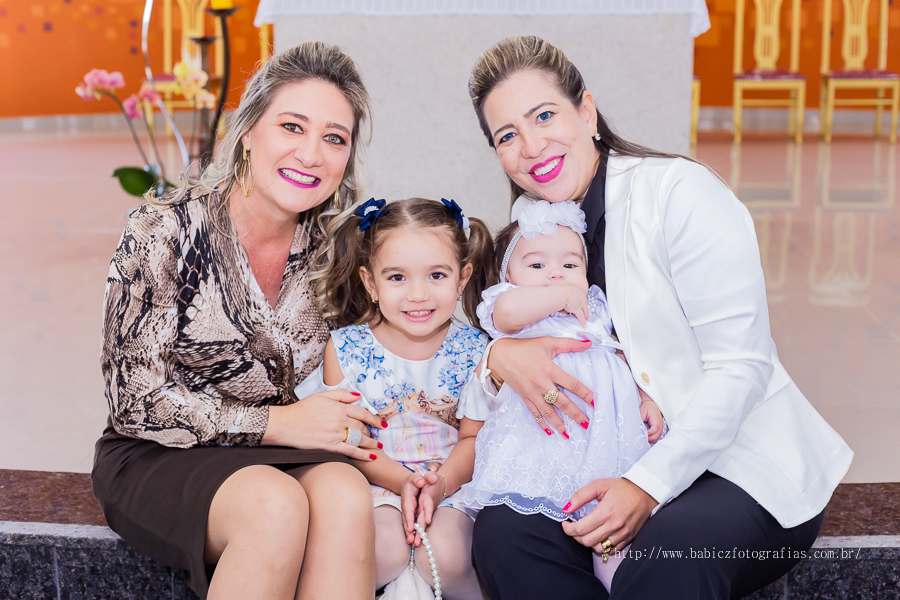 Fotos da fotografa Rose Babicz (Babicz Fotografias) do batizado da Valentina celebrado na Paróquia Nsa Perpétuo Socorro em Maringa