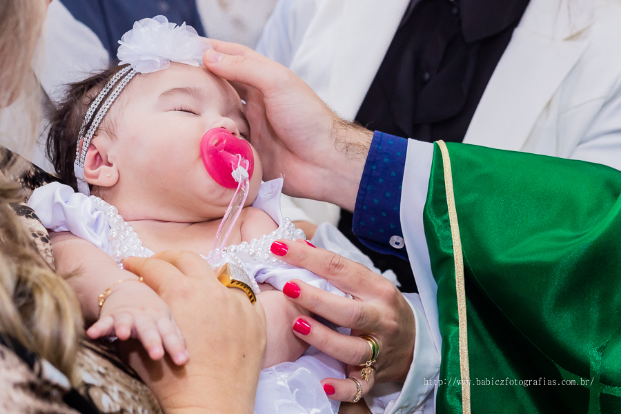 Fotos da fotografa Rose Babicz (Babicz Fotografias) do batizado da Valentina celebrado na Paróquia Nsa Perpétuo Socorro em Maringa