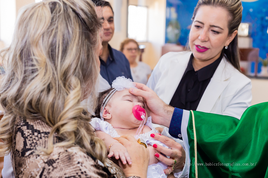 Fotos da fotografa Rose Babicz (Babicz Fotografias) do batizado da Valentina celebrado na Paróquia Nsa Perpétuo Socorro em Maringa