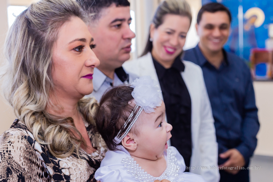 Fotos da fotografa Rose Babicz (Babicz Fotografias) do batizado da Valentina celebrado na Paróquia Nsa Perpétuo Socorro em Maringa