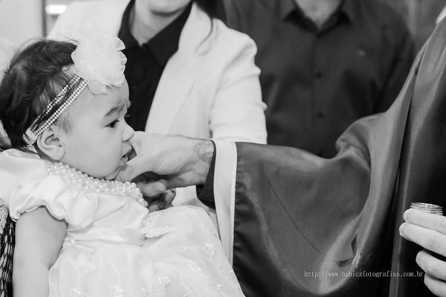 Fotos da fotografa Rose Babicz (Babicz Fotografias) do batizado da Valentina celebrado na Paróquia Nsa Perpétuo Socorro em Maringa