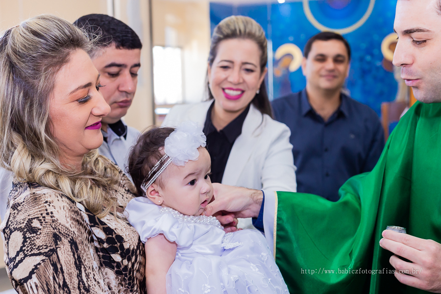 Fotos da fotografa Rose Babicz (Babicz Fotografias) do batizado da Valentina celebrado na Paróquia Nsa Perpétuo Socorro em Maringa