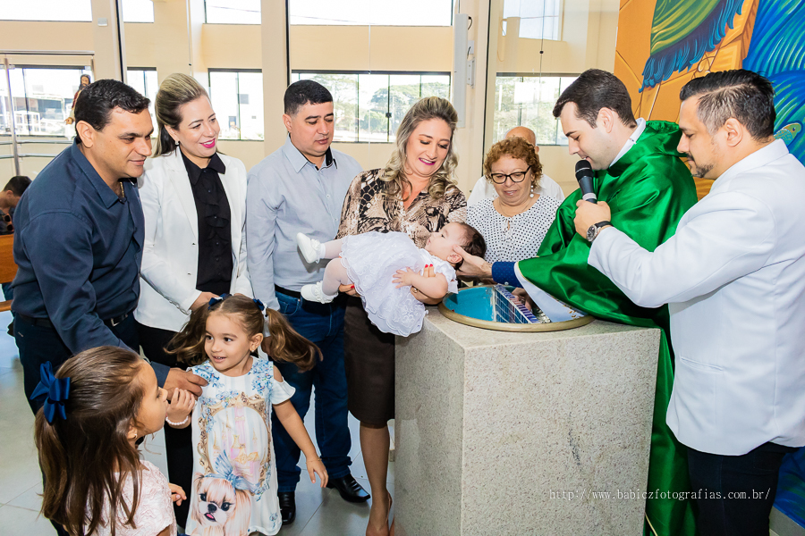 Fotos da fotografa Rose Babicz (Babicz Fotografias) do batizado da Valentina celebrado na Paróquia Nsa Perpétuo Socorro em Maringa
