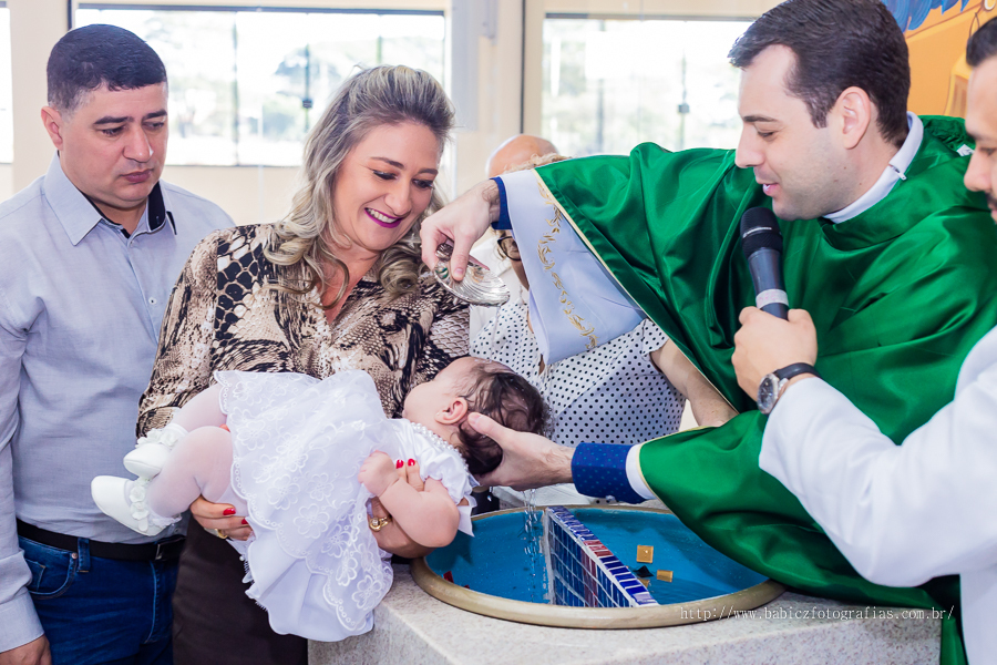 Fotos da fotografa Rose Babicz (Babicz Fotografias) do batizado da Valentina celebrado na Paróquia Nsa Perpétuo Socorro em Maringa