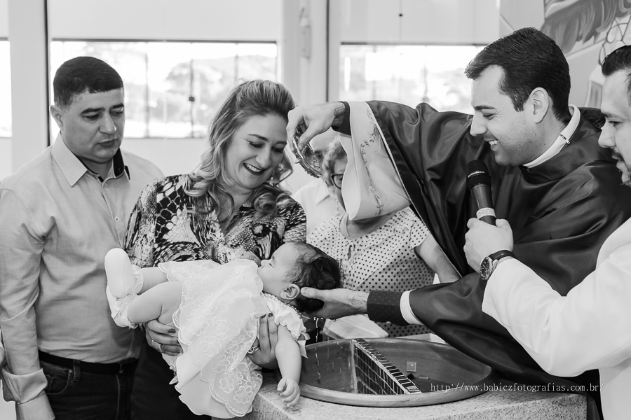 Fotos da fotografa Rose Babicz (Babicz Fotografias) do batizado da Valentina celebrado na Paróquia Nsa Perpétuo Socorro em Maringa