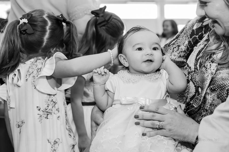 Fotos da fotografa Rose Babicz (Babicz Fotografias) do batizado da Valentina celebrado na Paróquia Nsa Perpétuo Socorro em Maringa