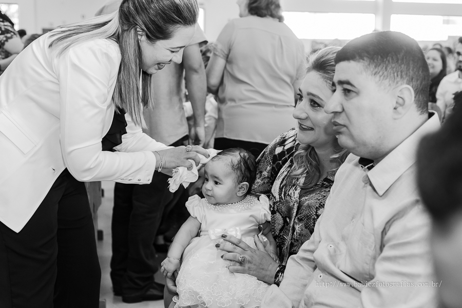 Fotos da fotografa Rose Babicz (Babicz Fotografias) do batizado da Valentina celebrado na Paróquia Nsa Perpétuo Socorro em Maringa