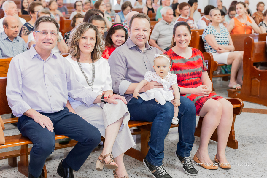 Batizado na Paróquia Menino Jesus de Pragal em Maringá fotografado por Babicz Fotografias.