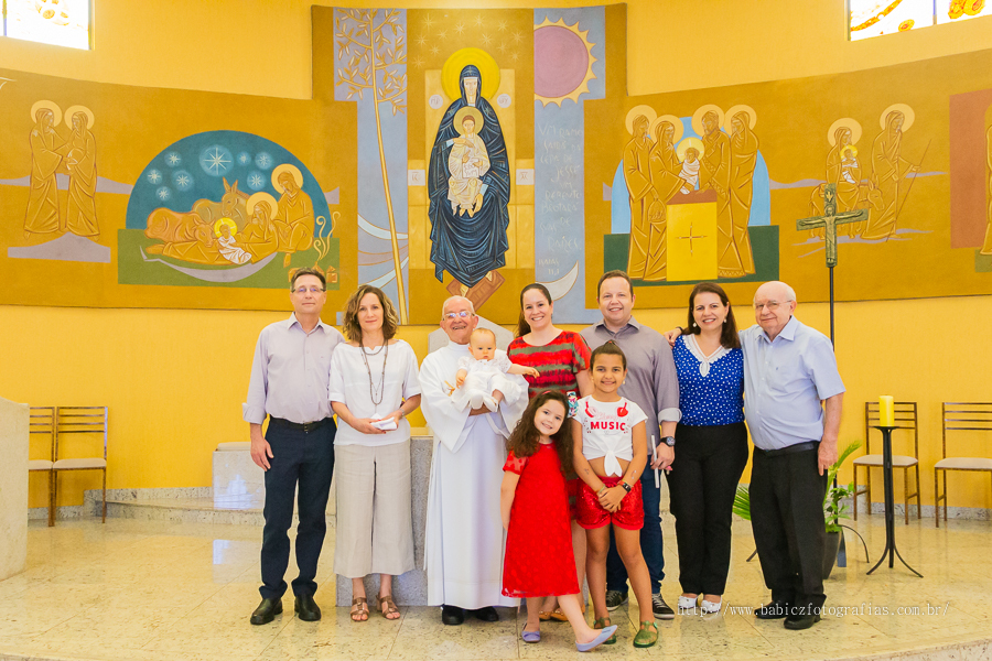 Batizado na Paróquia Menino Jesus de Pragal em Maringá fotografado por Babicz Fotografias.