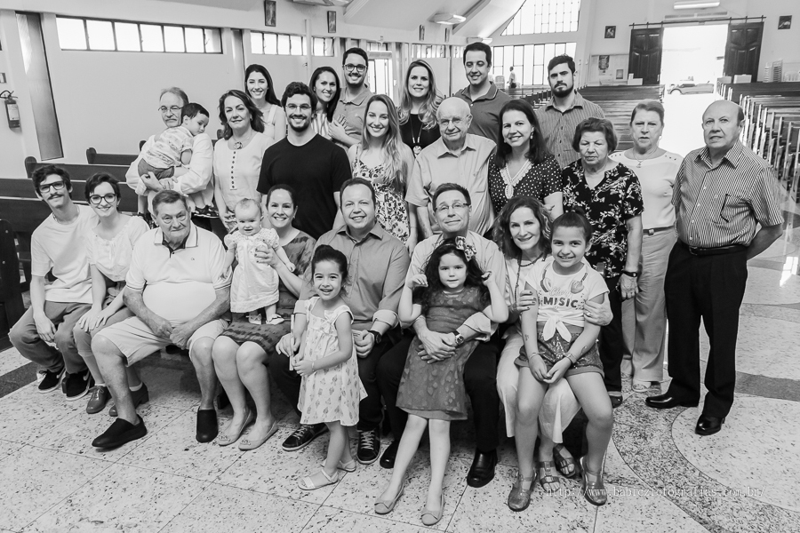 Batizado na Paróquia Menino Jesus de Pragal em Maringá fotografado por Babicz Fotografias.