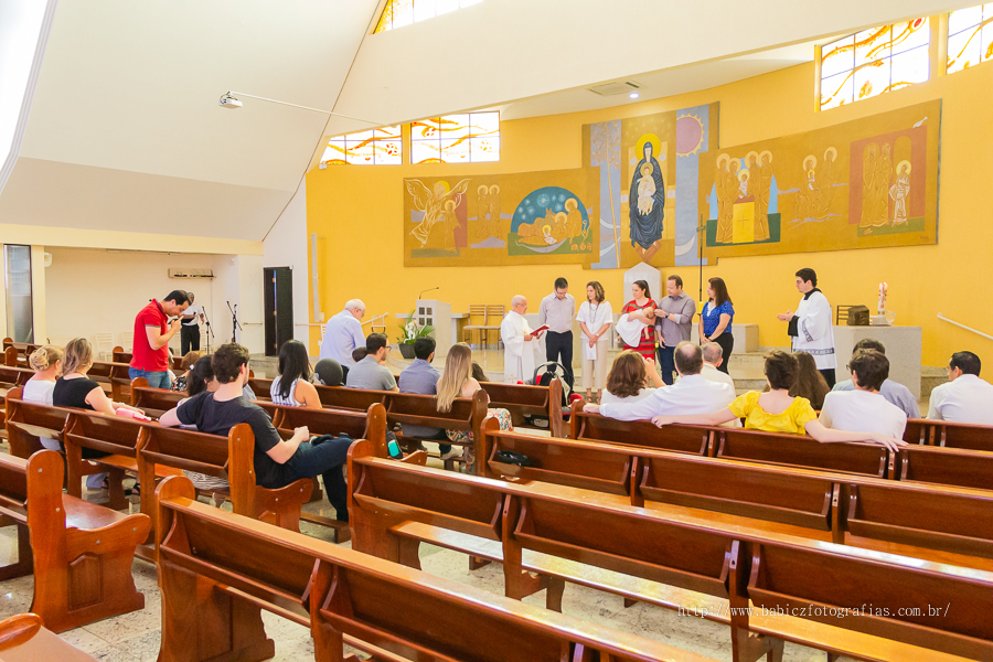 Batizado na Paróquia Menino Jesus de Pragal em Maringá fotografado por Babicz Fotografias.