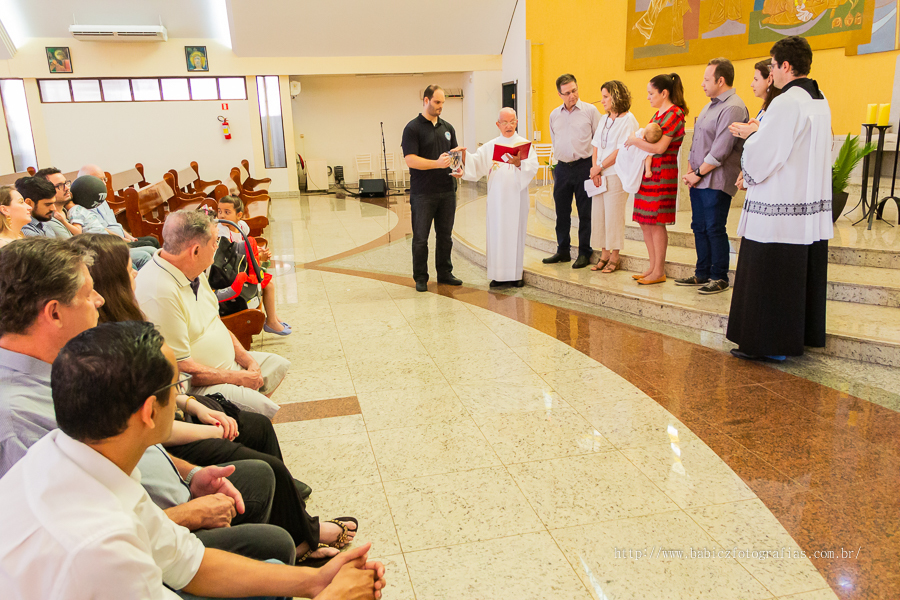 Batizado na Paróquia Menino Jesus de Pragal em Maringá fotografado por Babicz Fotografias.