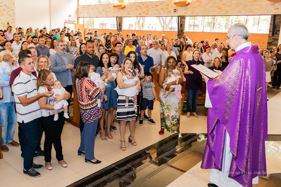 Batizado abençoado do Samuel realizado na Paróquia São Miguel Arcanjo em Maringá, fotografa Rose Babicz.
