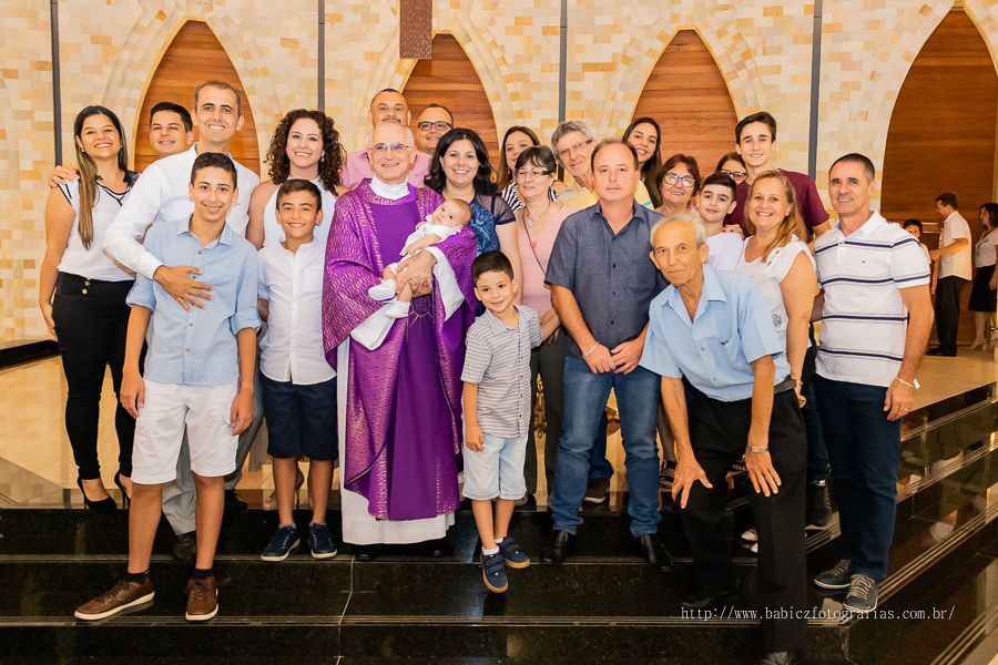Batizado abençoado do Samuel realizado na Paróquia São Miguel Arcanjo em Maringá, fotografa Rose Babicz.