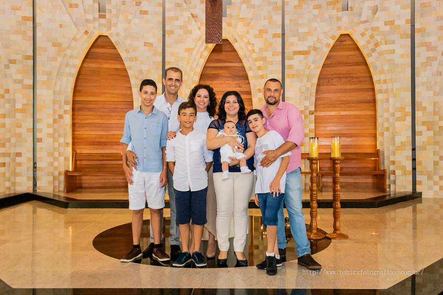 Batizado abençoado do Samuel realizado na Paróquia São Miguel Arcanjo em Maringá, fotografa Rose Babicz.