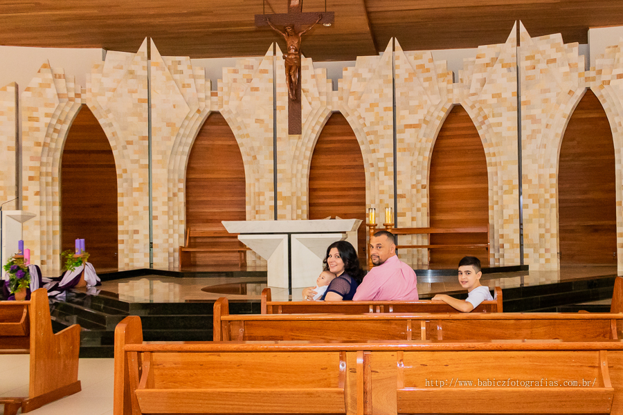 Batizado abençoado do Samuel realizado na Paróquia São Miguel Arcanjo em Maringá, fotografa Rose Babicz.
