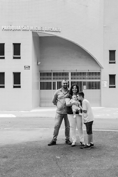 Batizado abençoado do Samuel realizado na Paróquia São Miguel Arcanjo em Maringá, fotografa Rose Babicz.