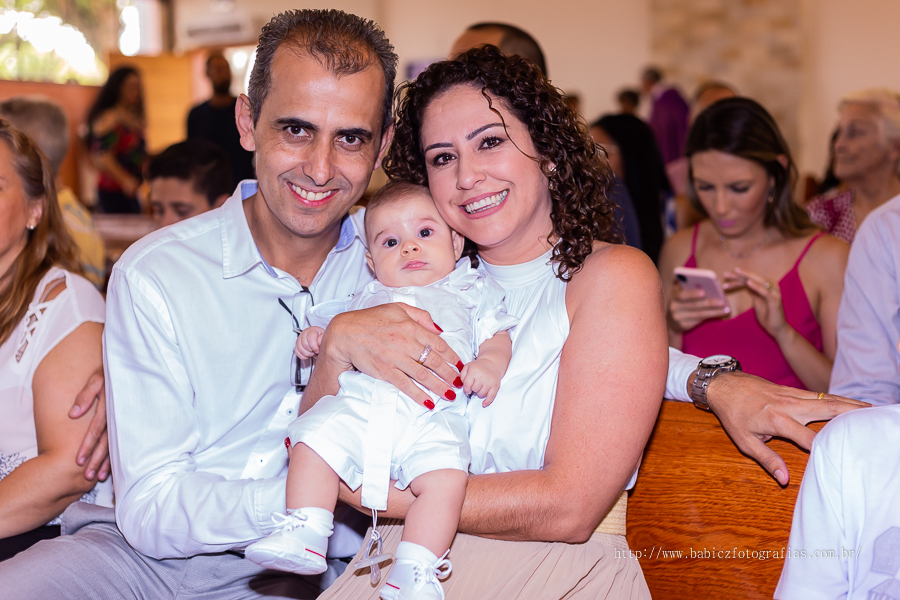 Batizado abençoado do Samuel realizado na Paróquia São Miguel Arcanjo em Maringá, fotografa Rose Babicz.
