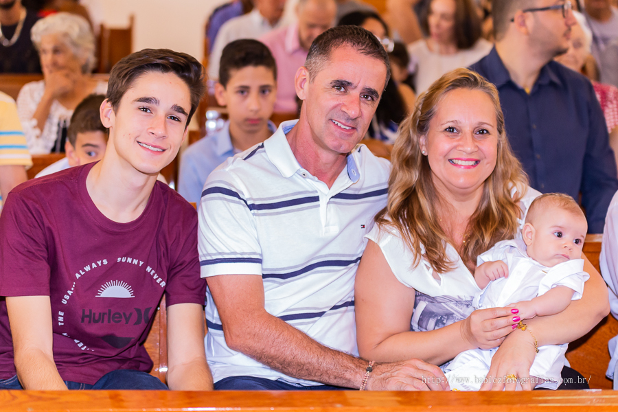 Batizado abençoado do Samuel realizado na Paróquia São Miguel Arcanjo em Maringá, fotografa Rose Babicz.