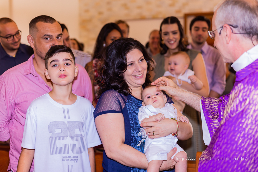 Batizado abençoado do Samuel realizado na Paróquia São Miguel Arcanjo em Maringá, fotografa Rose Babicz.