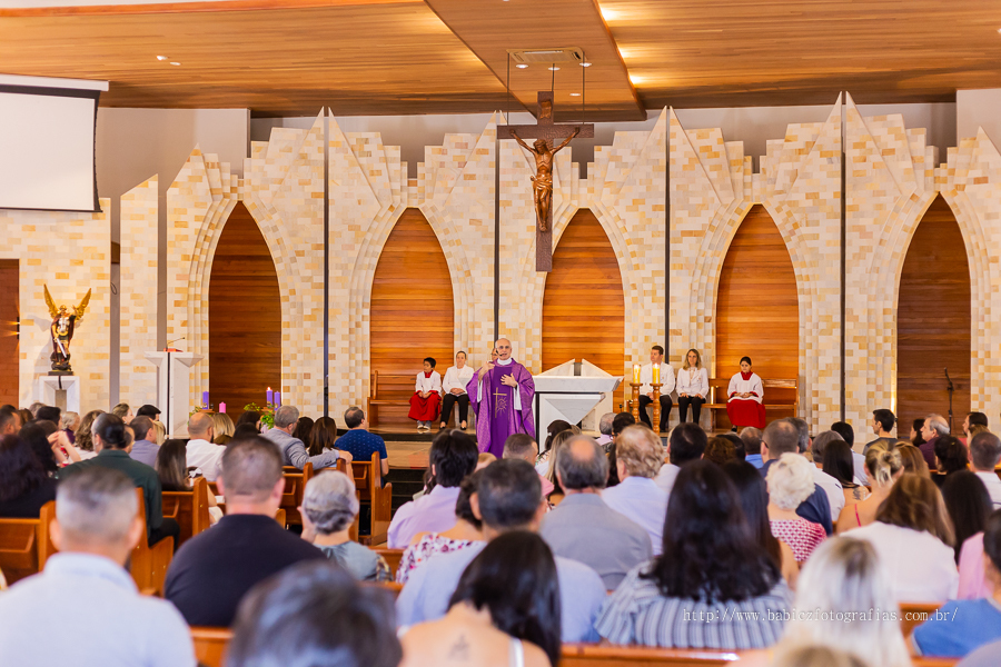 Batizado abençoado do Samuel realizado na Paróquia São Miguel Arcanjo em Maringá, fotografa Rose Babicz.