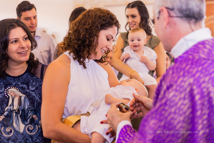 Batizado abençoado do Samuel realizado na Paróquia São Miguel Arcanjo em Maringá, fotografa Rose Babicz.