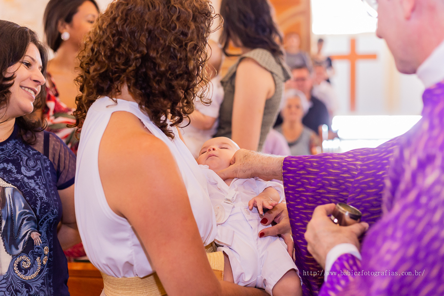 Batizado abençoado do Samuel realizado na Paróquia São Miguel Arcanjo em Maringá, fotografa Rose Babicz.
