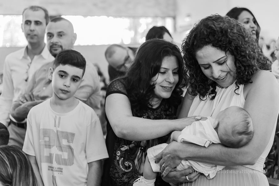 Batizado abençoado do Samuel realizado na Paróquia São Miguel Arcanjo em Maringá, fotografa Rose Babicz.