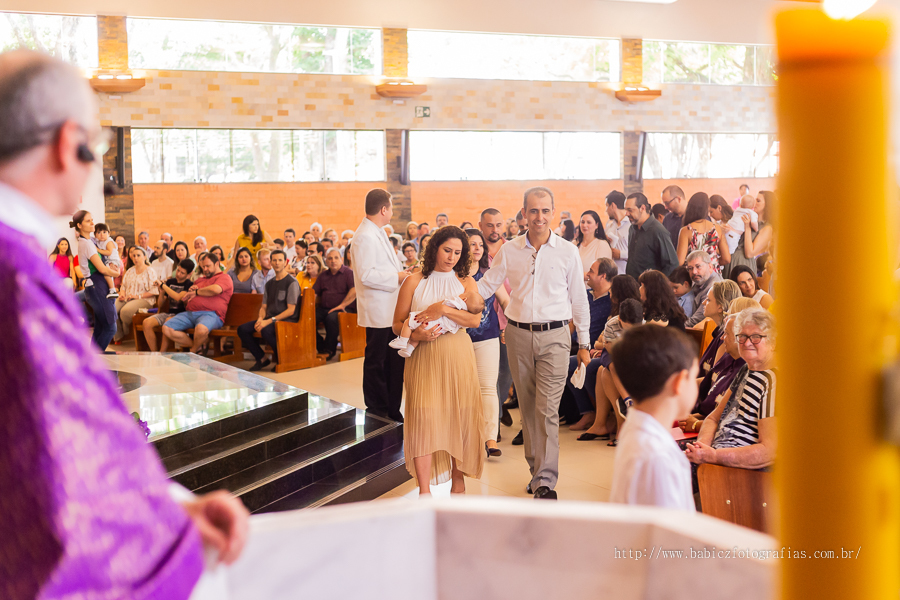 Batizado abençoado do Samuel realizado na Paróquia São Miguel Arcanjo em Maringá, fotografa Rose Babicz.