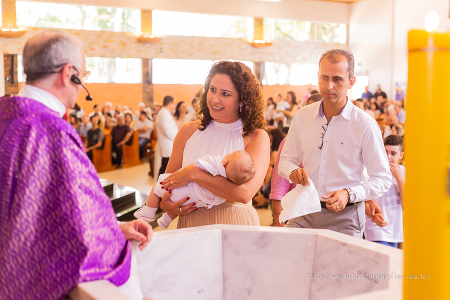 Batizado abençoado do Samuel realizado na Paróquia São Miguel Arcanjo em Maringá, fotografa Rose Babicz.