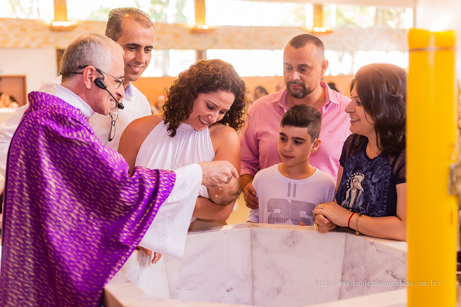 Batizado abençoado do Samuel realizado na Paróquia São Miguel Arcanjo em Maringá, fotografa Rose Babicz.