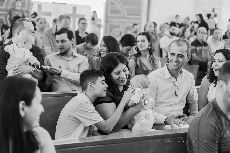 Batizado abençoado do Samuel realizado na Paróquia São Miguel Arcanjo em Maringá, fotografa Rose Babicz.