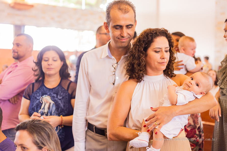Batizado abençoado do Samuel realizado na Paróquia São Miguel Arcanjo em Maringá, fotografa Rose Babicz.