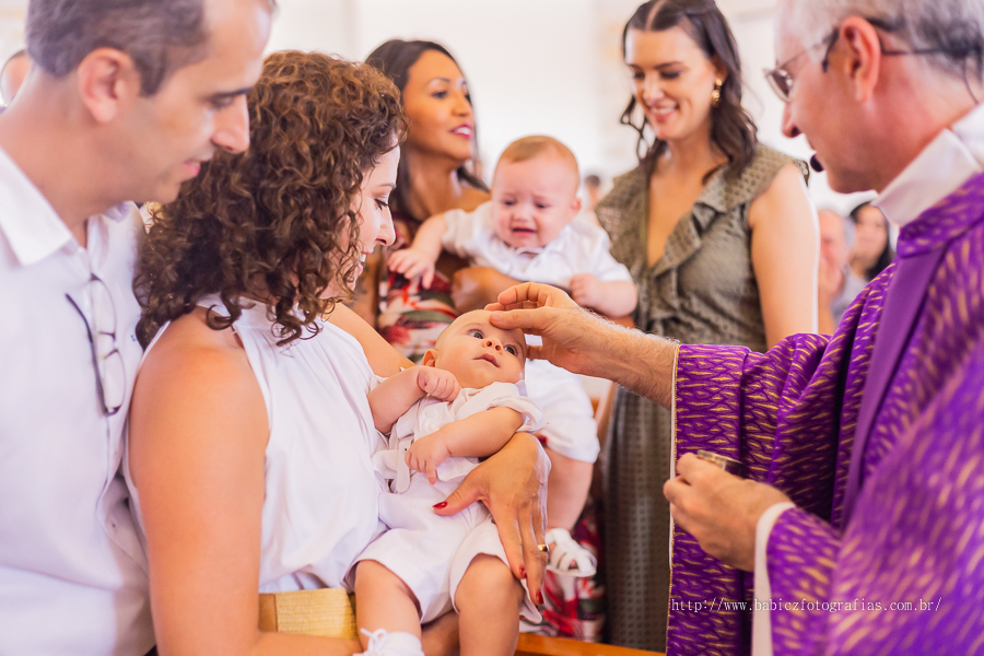 Batizado abençoado do Samuel realizado na Paróquia São Miguel Arcanjo em Maringá, fotografa Rose Babicz.