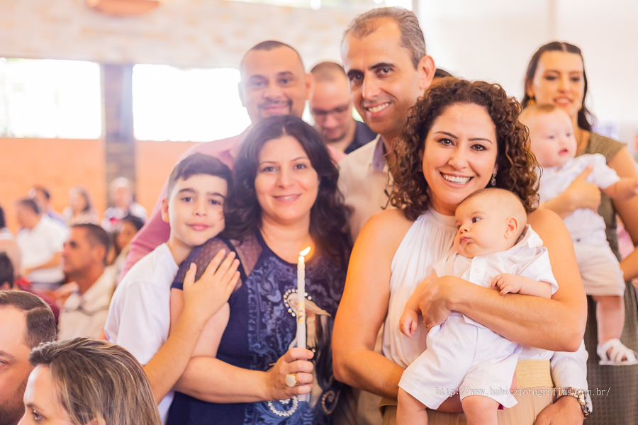 Batizado abençoado do Samuel realizado na Paróquia São Miguel Arcanjo em Maringá, fotografa Rose Babicz.