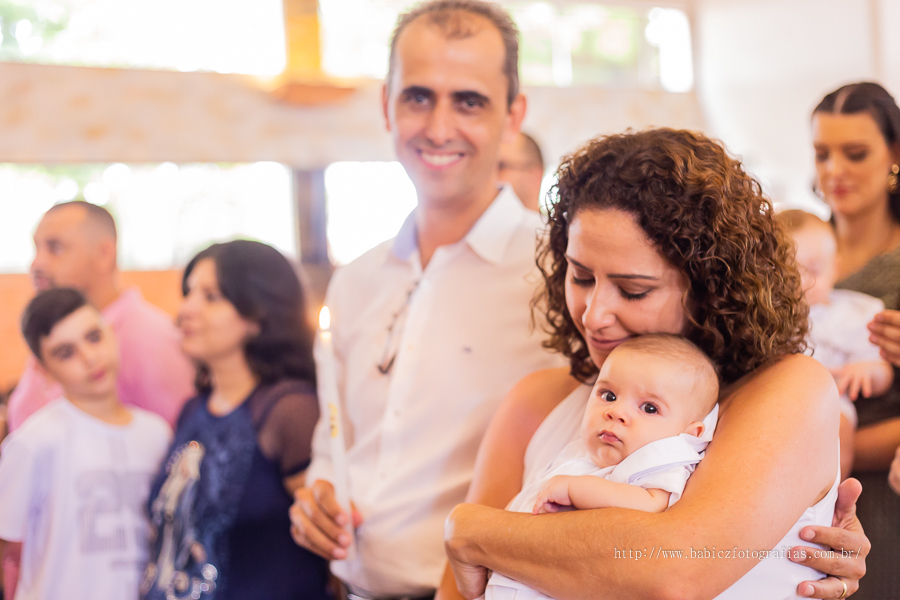 Batizado abençoado do Samuel realizado na Paróquia São Miguel Arcanjo em Maringá, fotografa Rose Babicz.