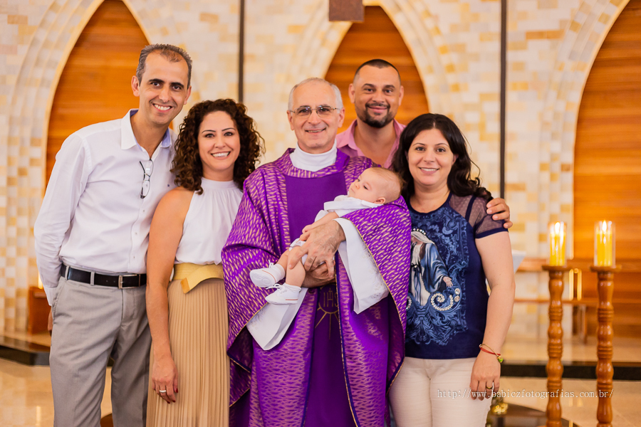 Batizado abençoado do Samuel realizado na Paróquia São Miguel Arcanjo em Maringá, fotografa Rose Babicz.