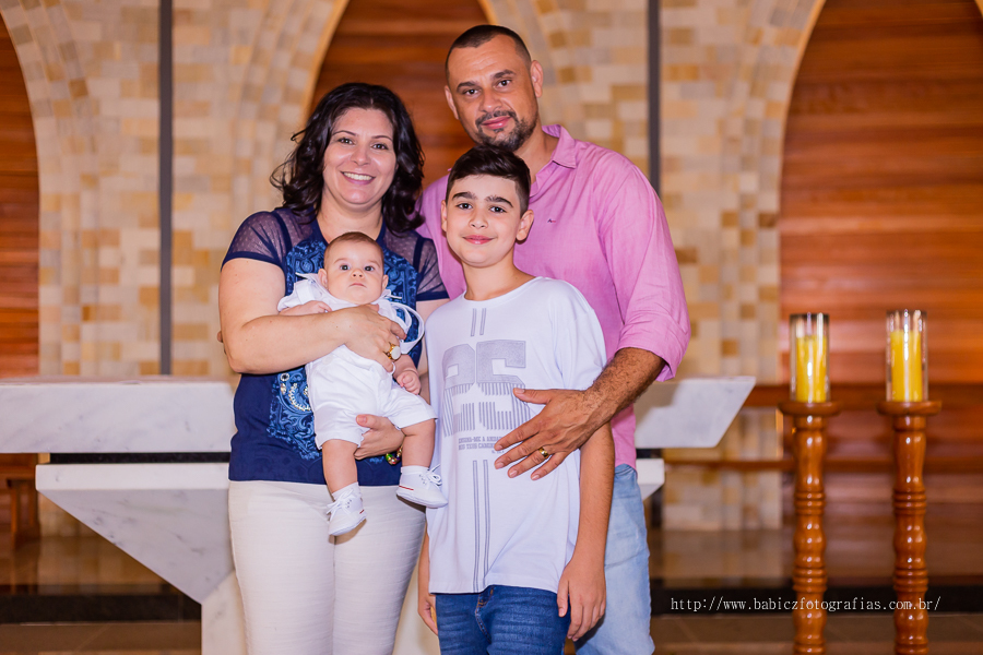 Batizado abençoado do Samuel realizado na Paróquia São Miguel Arcanjo em Maringá, fotografa Rose Babicz.