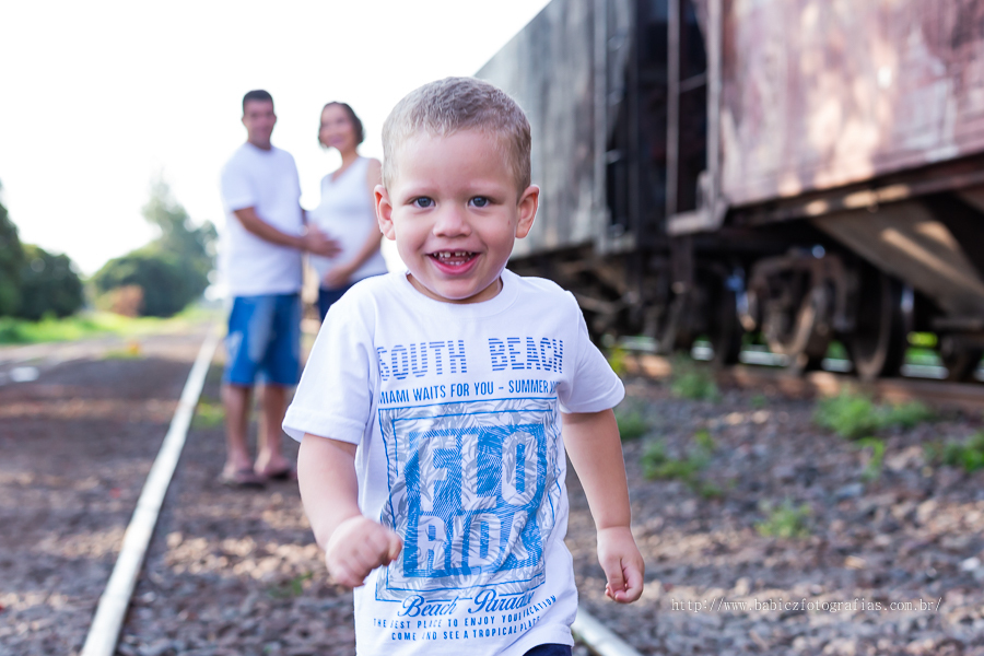 Ensaio gestante e familia. Fotos de Rose Babicz feitas na  linha do trem em Maringá, 