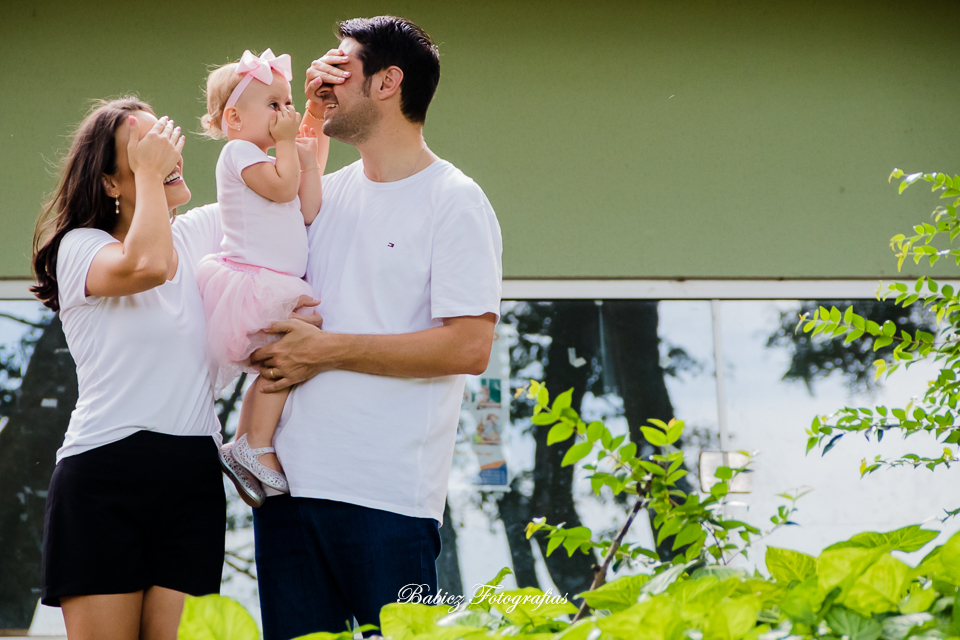 Fotografia  com papai e mamae da Alice no ensaio lindo do book de pre-aniversario infantil em Maringá