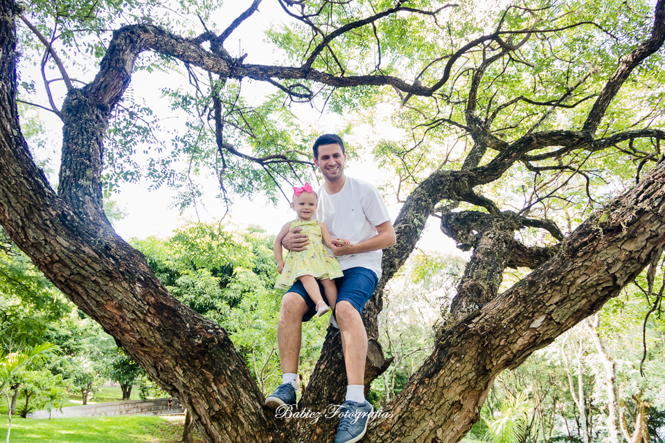 Fotografia de menina loirinha Alice do seu ensiao de aniversário em Maringá.