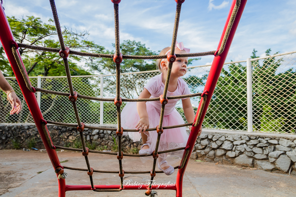 Fotografia da Alice no ensaio pre-aniversário no buracão em Maringá