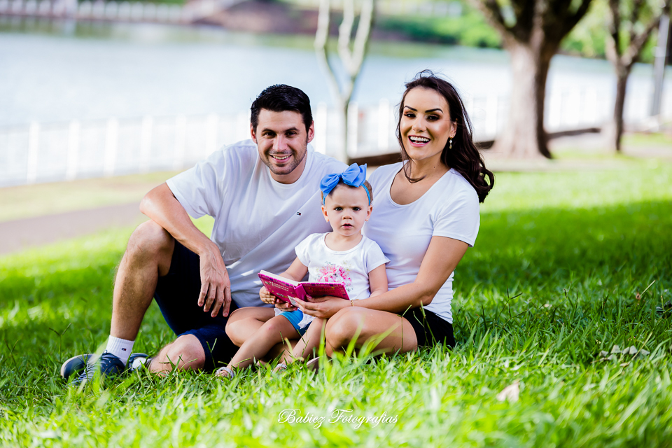 Ensaio lindo do book de pre-aniversario infantil da Alce no parque buracao em Maringá. Fotos de Rose Babicz da empresa especializada em aniversario infantil Babicz Fotografias.