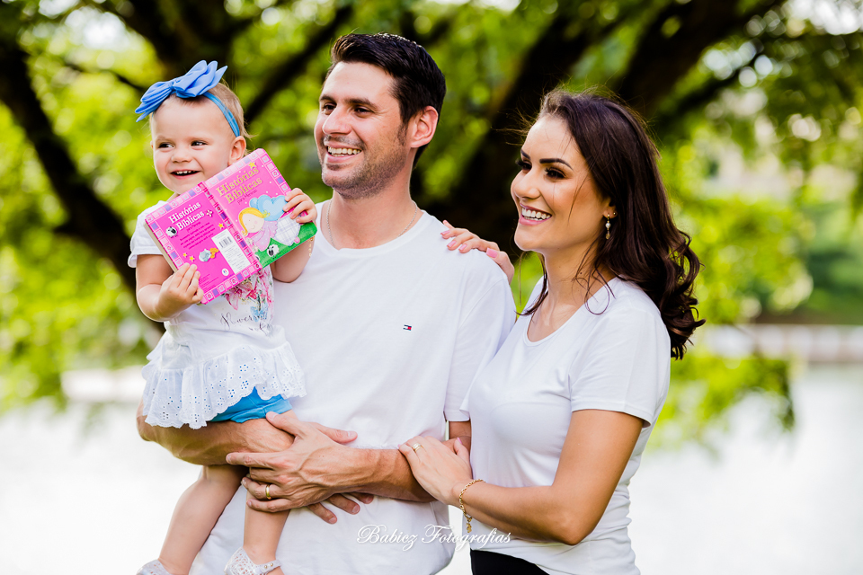 Fotografia  com papai e mamae da Alice no ensaio lindo do book de pre-aniversario infantil em Maringá