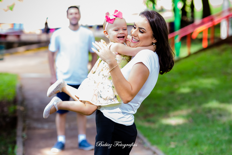 Fotografia da Alice no ensaio de aniversário no buracão em Maringá