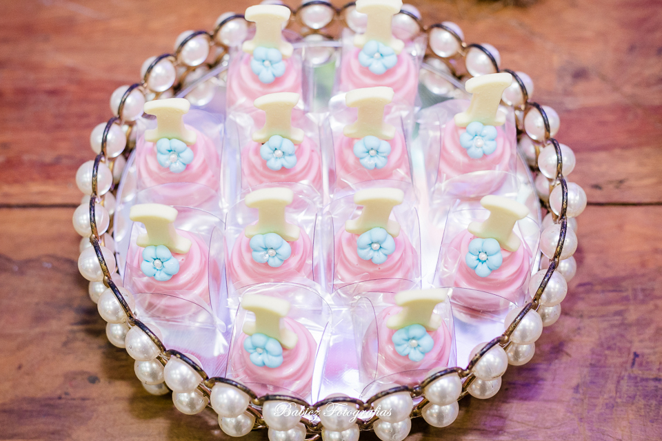 Festa de aniversario infantil de menina linda. A Alice comemorou seu primeiro aninho brincando e se divertindo muito. A decoração delicada estava perfeita. As fotos foram feiras pela fotografa especializada em festa infantil Rose Babicz de Maringa.