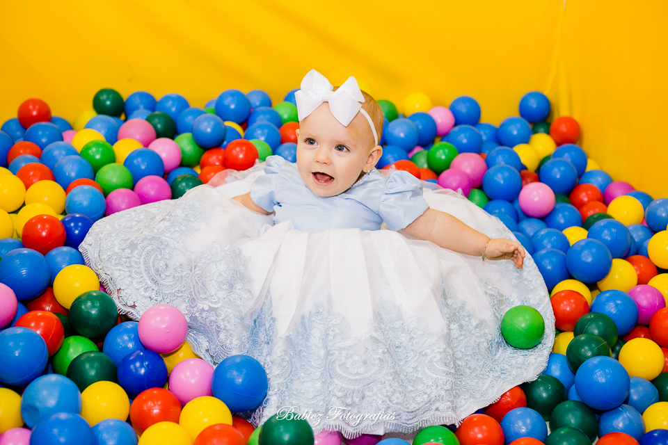 Festa de aniversario infantil de menina linda. A Alice comemorou seu primeiro aninho brincando e se divertindo muito. A decoração delicada estava perfeita. As fotos foram feiras pela fotografa especializada em festa infantil Rose Babicz de Maringa.