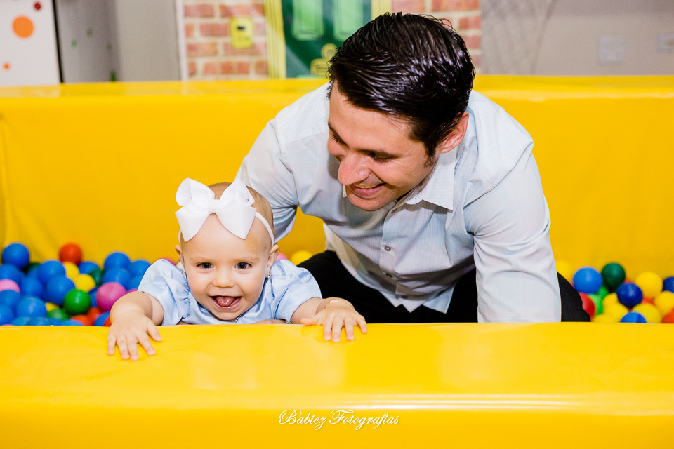 Festa de aniversario infantil de menina linda. A Alice comemorou seu primeiro aninho brincando e se divertindo muito. A decoração delicada estava perfeita. As fotos foram feiras pela fotografa especializada em festa infantil Rose Babicz de Maringa.