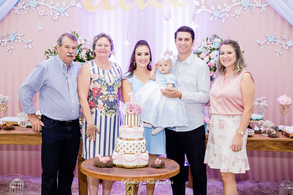Festa de aniversario infantil de menina linda. A Alice comemorou seu primeiro aninho brincando e se divertindo muito. A decoração delicada estava perfeita. As fotos foram feiras pela fotografa especializada em festa infantil Rose Babicz de Maringa.