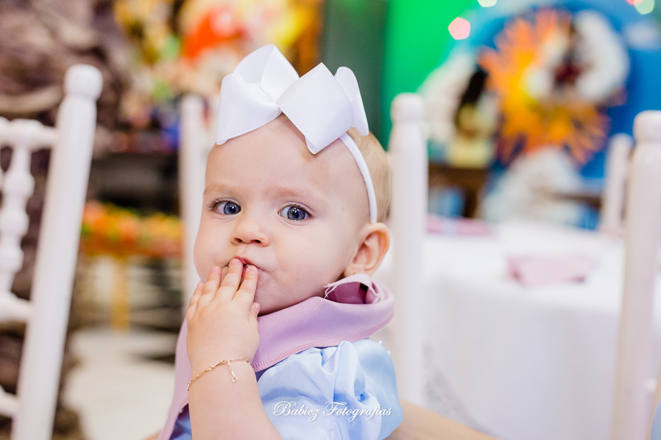 Festa de aniversario infantil de menina linda. A Alice comemorou seu primeiro aninho brincando e se divertindo muito. A decoração delicada estava perfeita. As fotos foram feiras pela fotografa especializada em festa infantil Rose Babicz de Maringa.